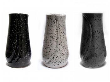 Decentné keramické vázy ozdobia náhrobok. Vyrábame ich v niekoľkých prevedeniach